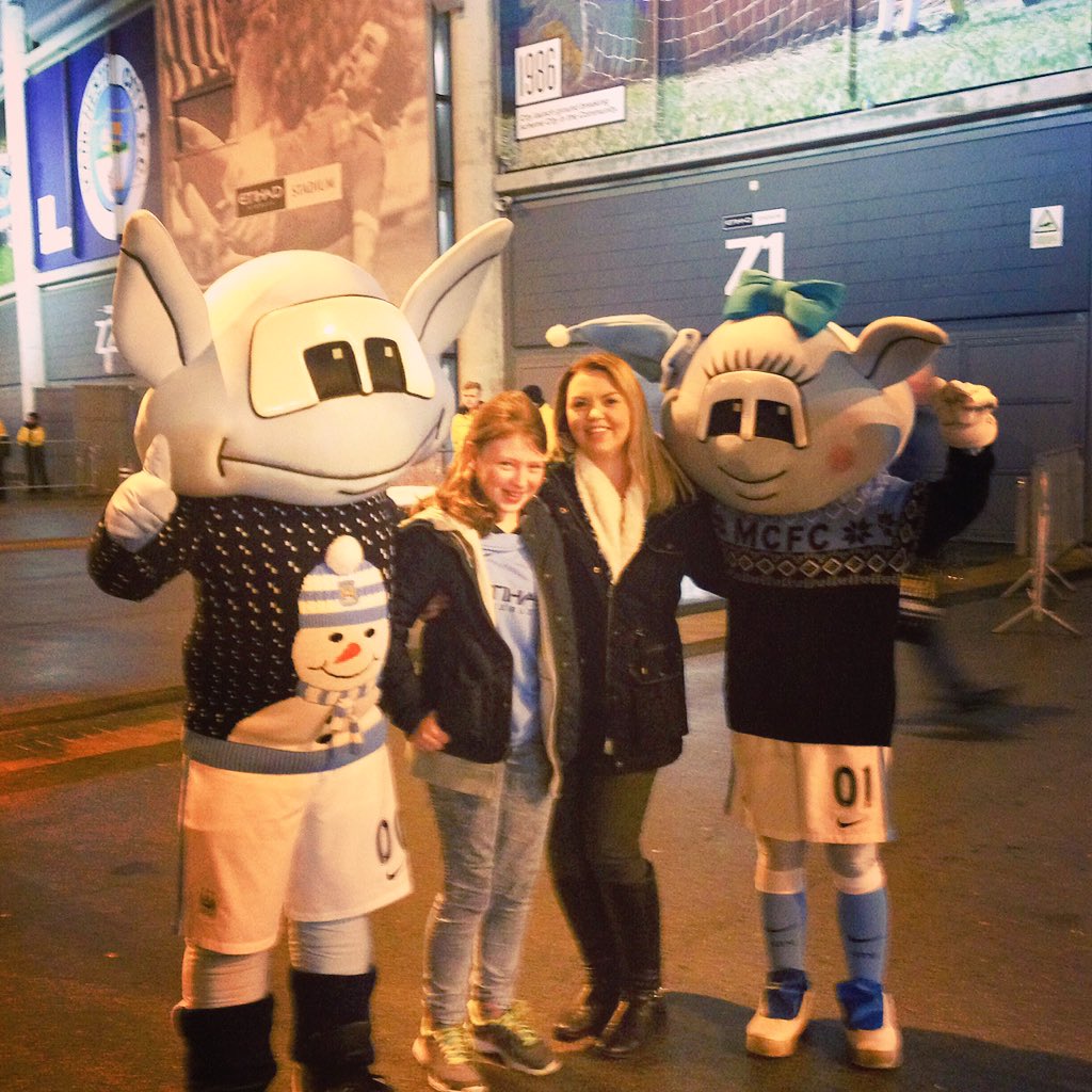 Becca_D20's tweet photo. 👭 #Matchday #ManchesterCity #MCFC @MCFC https://t.co/xU0QgUH8Ec