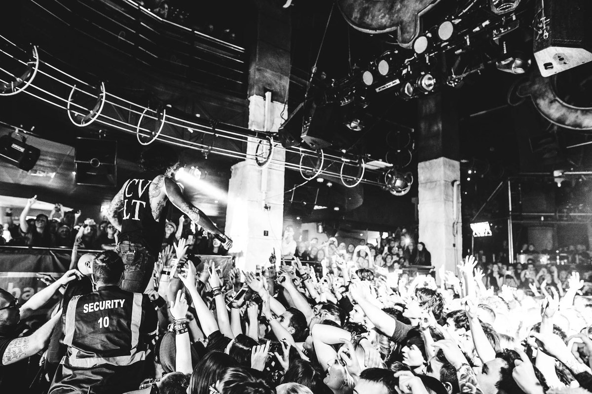 bmthofficial's tweet photo. Kingston! What a fun end to our UK tour. Thank you so much! 

📷 - @ashleyophoto https://t.co/VpOLrJnFZ0