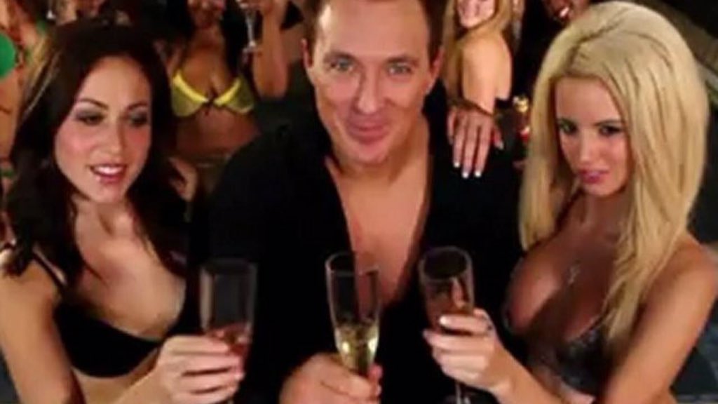 MaddyGTV's tweet photo. LOL UK #Comedy #HowToStopBeingALoser now streaming in HD. @RokuGuide @ukrokuchannels @cablefreedom #whatsonroku https://t.co/sO3W38FP9S