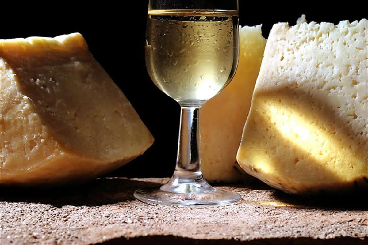 GourmetConil's tweet photo. Gran combinación, Quesos de la Sierra de Grazalema y vinos de la Sierra de Ronda, todo en https://t.co/74n7IhgHEY https://t.co/cYBi1dC9aB