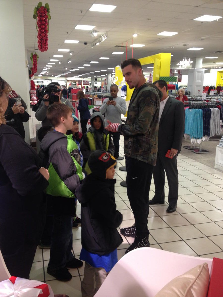 lenjenningsKMBC's tweet photo. #givingtuesday @tkelce shopping with kids from Boys&amp;girls club. Story at 6! @kmbc @KCChiefs https://t.co/0ZvWlgGqTE