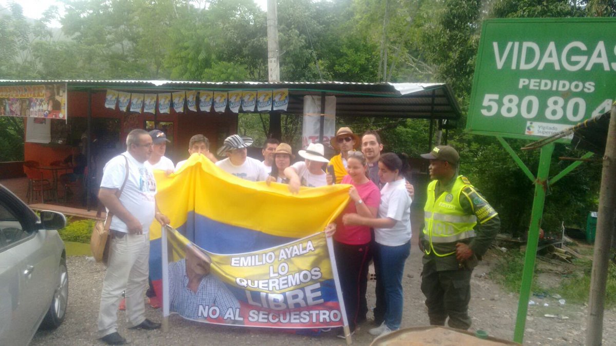 laopinion_col's tweet photo. Avanza la caminata rumbo a Bogotá por la liberación de Emilio Ayala. Esta foto fue en su paso por La Donjuana. https://t.co/P0VI66kQTI