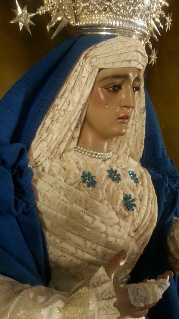 Nuestra Señora de los Dolores ataviada para la festividad de la Inmaculada. #nazareno #hermandad