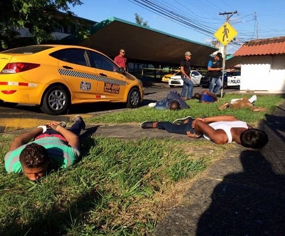 JhonyMosquera's tweet photo. Otra vez robaron en el Banistmo de Tumba Muerto, esta vez los atraparon. #Noticias  @tvnnoticias https://t.co/PBIe7szyRQ