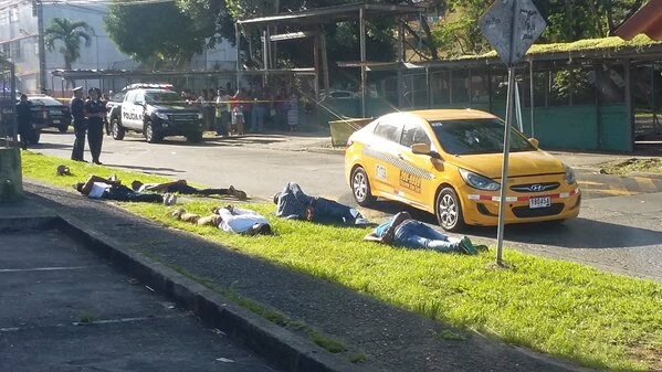 JhonyMosquera's tweet photo. Otra vez robaron en el Banistmo de Tumba Muerto, esta vez los atraparon. #Noticias  @tvnnoticias https://t.co/PBIe7szyRQ
