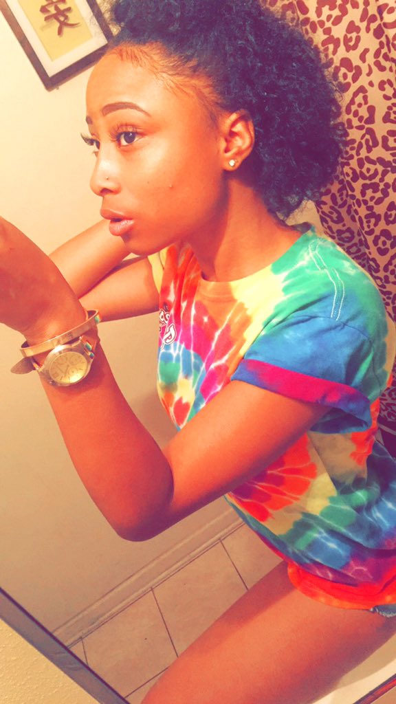 17shotss__'s tweet photo. Now you say im on your mind . 💍🙇🏽 
#Slimgirlsdoitbetter https://t.co/NLkJ4jzGtL