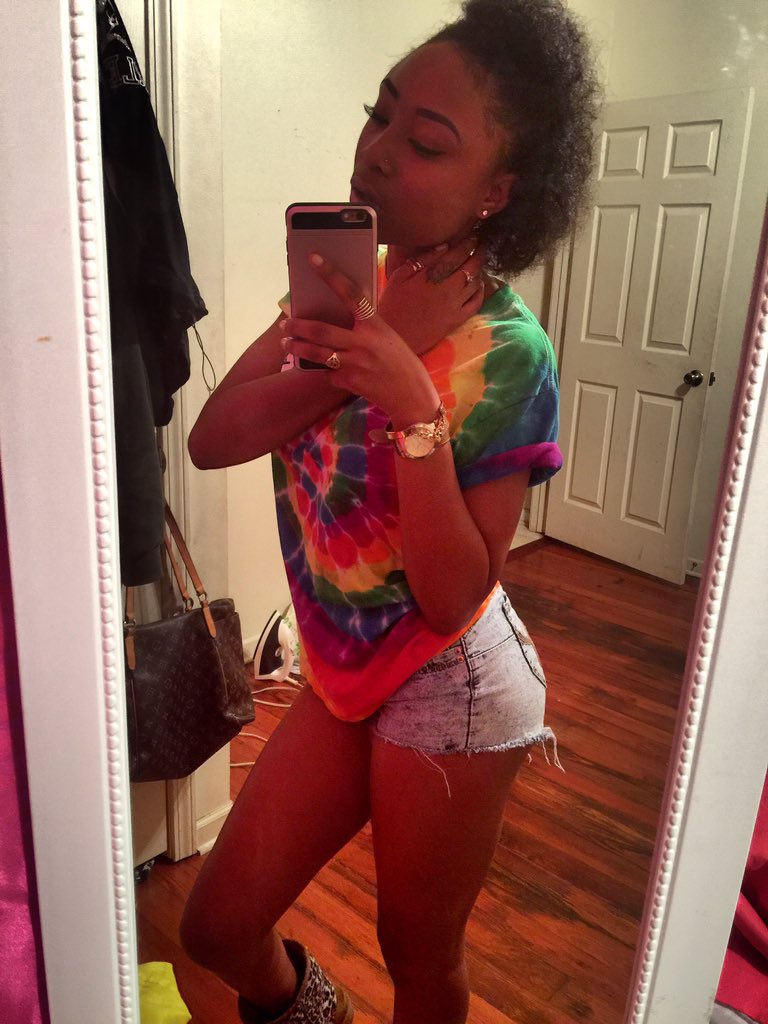 17shotss__'s tweet photo. Now you say im on your mind . 💍🙇🏽 
#Slimgirlsdoitbetter https://t.co/NLkJ4jzGtL