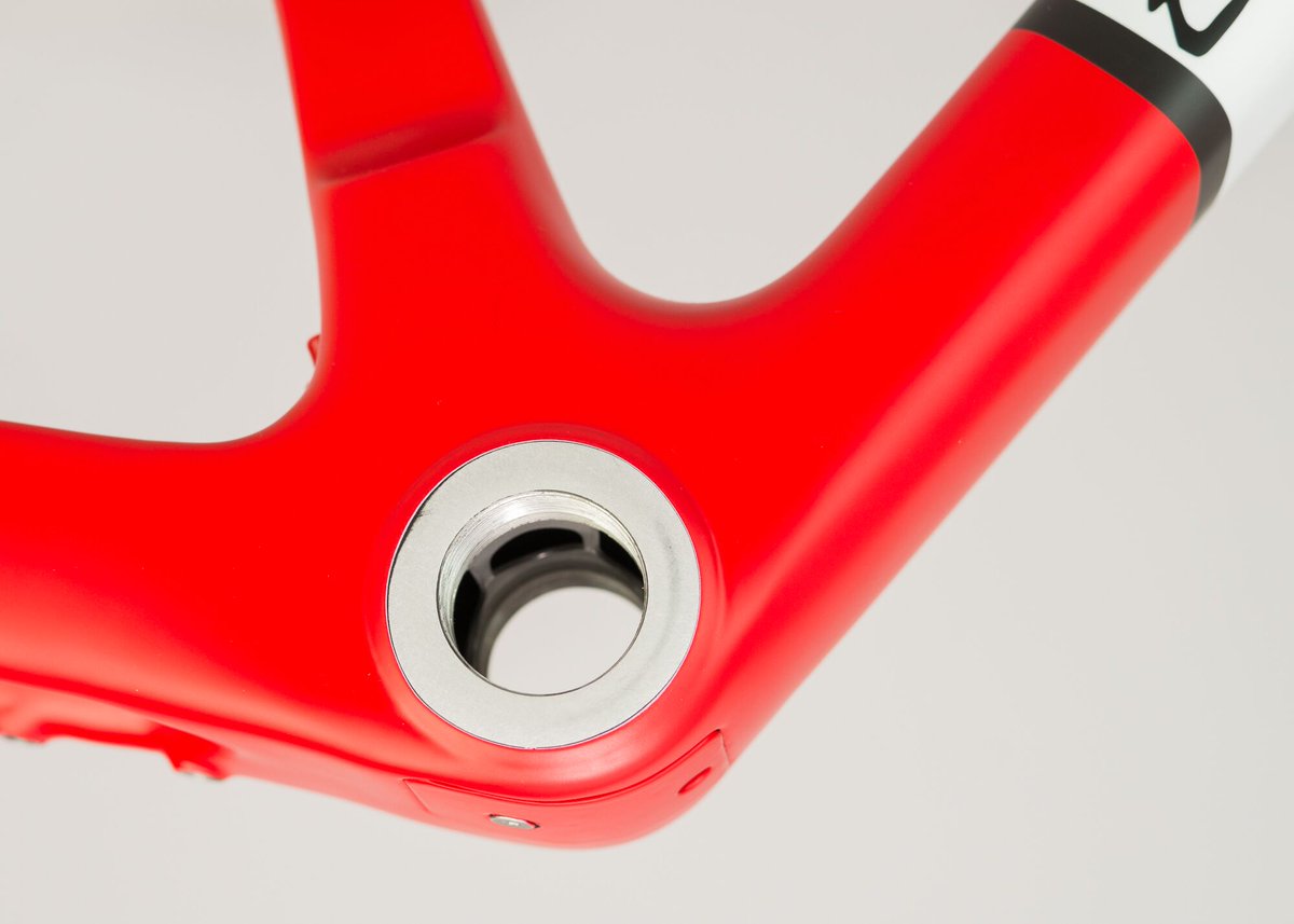 estrellabikes's tweet photo. Our #oversized, #superstiff bottom bracket, ready for #di2 or cables and with a trapdoor to keep everything clean https://t.co/O2GF7w284U