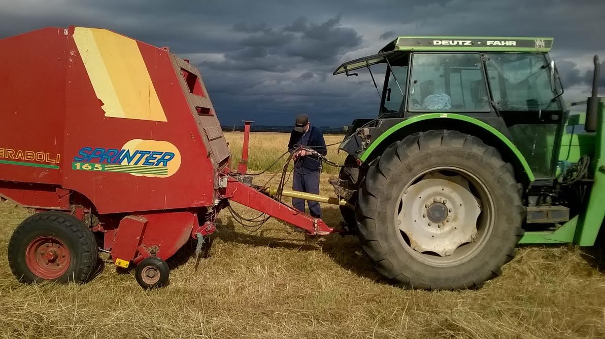 jd0054's tweet photo. Hay the hobby farmer way...on the weekend when it's about to rain #hay15 https://t.co/smPV4gyYXe