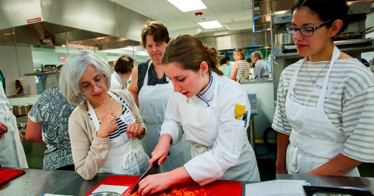 foodtank's tweet photo. The future of medicine is food: teaching kitchen cooks up lessons in ‘culinary medicine’ https://t.co/9eY2yZo98I https://t.co/mlkLn5ouzR