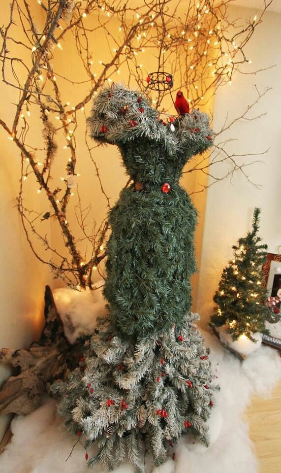 PartyMonkey23's tweet photo. One for the salon @tashpops1865 @FitHairStudio #FitHair #ChristmasTree https://t.co/Yi6eB69Alf