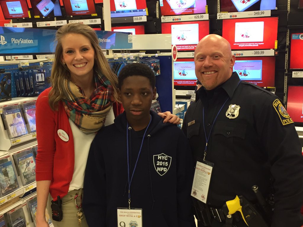 HAMDENPOLICECT's tweet photo. Time to #shopwithacop #LESM #hamden @townofhamden  @theREACHfound https://t.co/ZXwNAGEgbr