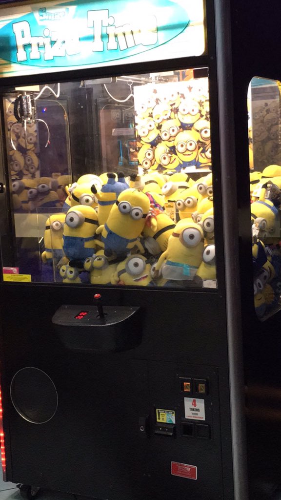 FaZeBloo's tweet photo. Saw this at the movie theater...it's 2015 and beautiful creatures like these are still held in captivity 😿 https://t.co/Fc67mcykUH
