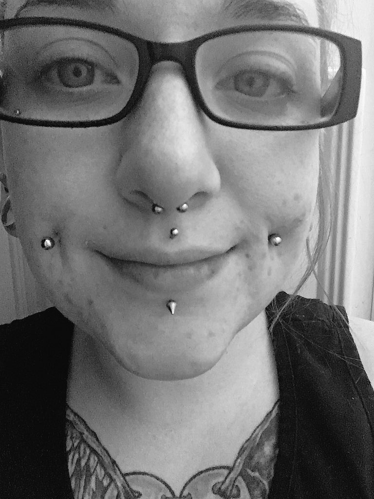 STINKERBELLE288's tweet photo. New #septam #piercing 12 hours old #girlswithpiercings #freshface #pimples https://t.co/mC4pPaeH7J