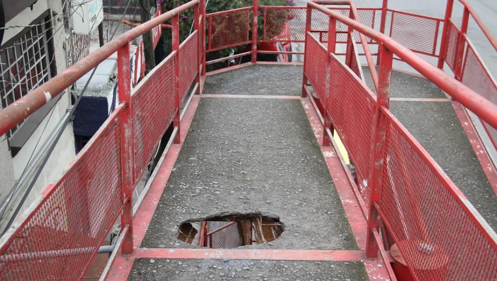 telediariomty's tweet photo. #SinPeligro Clausuran puente peatonal con bache en #Guadalupe
🎥 Mira aquí el reportaje ➡ https://t.co/BkmOaNOK9g https://t.co/5nwOerYaia