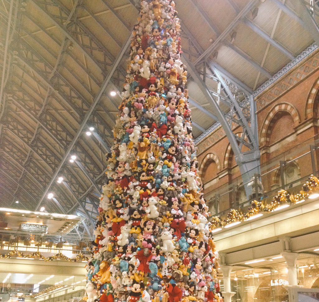 AdellDeller's tweet photo. Best Xmas tree, ever..! @StPancrasInt @DisneyJuniorUK making all kids and adults #happy https://t.co/jGL67uyQJu