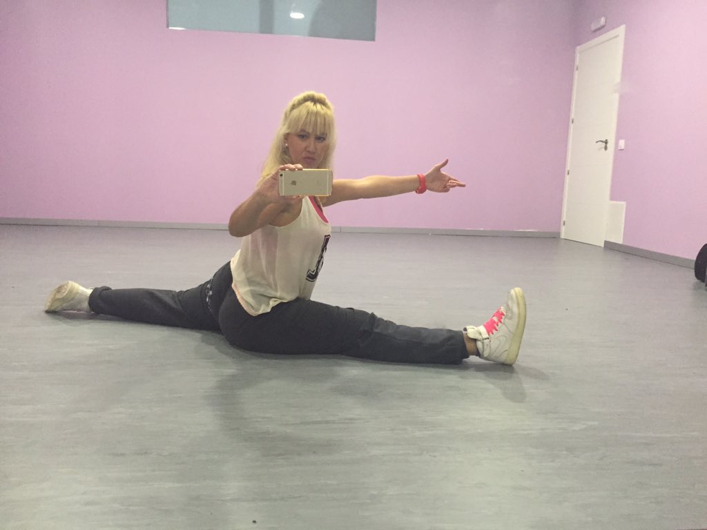 MichelleRossoff's tweet image. Mi nueva sala #dance ! #2015Breakout Ensayos happy !!👯💛Ross