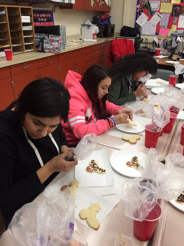 NCunhaN's tweet photo. Reindeer for the start of the season! @FLDUSD @SupFreitas @FirebaughHS https://t.co/MadXSJTkkO