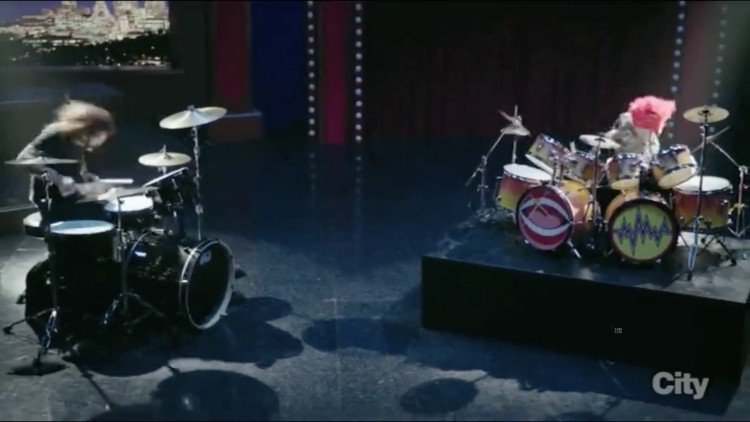 Watch: FOO FIGHTERS' Dave Grohl vs. Animal from THE MUPPETS In A Drum Off metalinjection.net/latest-news/ye…
