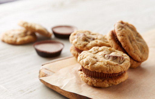 fcreesecups's tweet photo. Brighten someone's day by giving them a delicious Reese's sandwich! They will never fail in making your day https://t.co/2IosmvYRTb