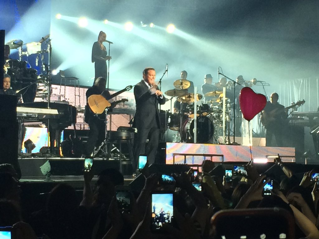 T4FBizarro's tweet photo. #LuisMiguelEnChile !! @LMXLM ya está en el escenario ante cerca de 11 mil personas en el @movistararena https://t.co/iTBNNXAA2q