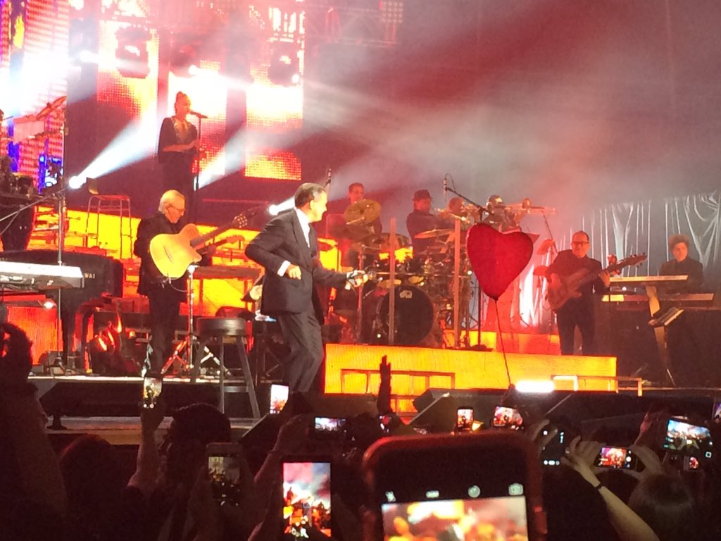 #LuisMiguelEnChile !! <a href="/LMXLM/">Luis Miguel</a> ya está en el escenario ante cerca de 11 mil personas en el @movistararena