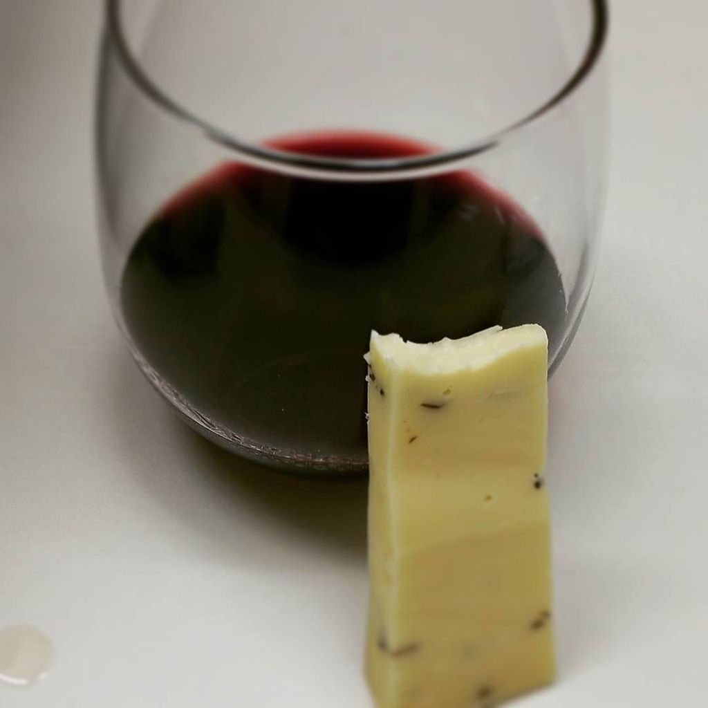LoggiaGloria's tweet photo. InstaPic by foodie_mike: Chianti Classico Clemente VII and Black Truffles Gouda Cheese... #chianti #toscana #truffl… https://t.co/huRksJnVL8