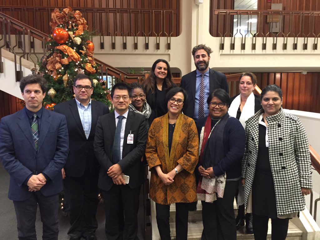 imaabdul's tweet photo. @WorldFellows met with @WorldBank Managing Director & COO, Sri Mulyani Indrawati #YWFinDC #YWF2015 #proudindonesian https://t.co/r49fx7U0MQ