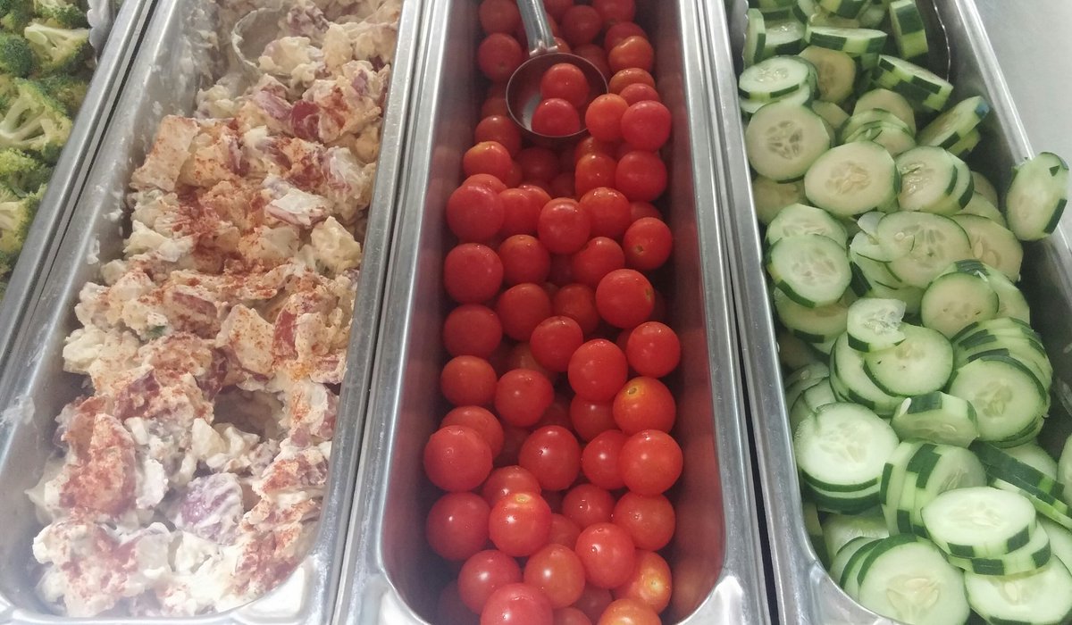 BrantleyCoSNP's tweet photo. BCHS loves there new salad bar! @GaDOENutrition https://t.co/2Z2FSOtYac