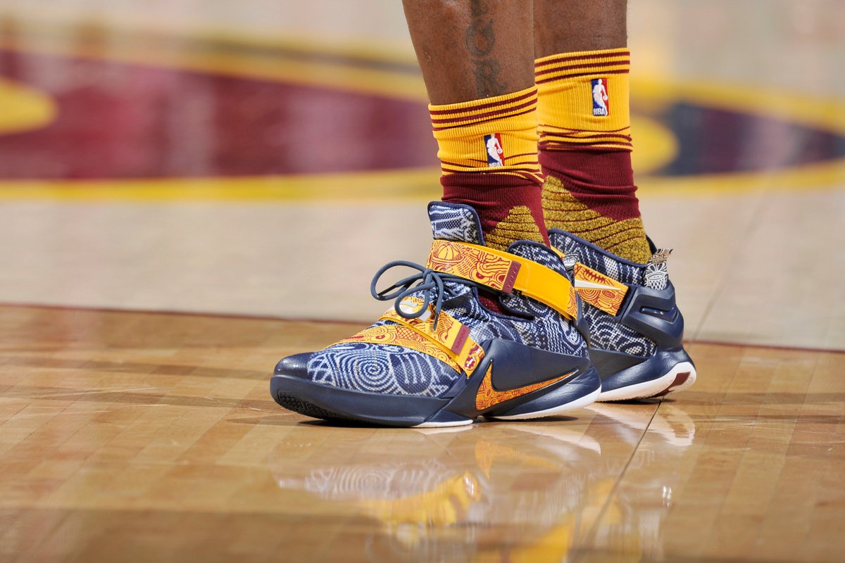 NBA's tweet photo. Back for the 2nd half on NBATV... Check out LeBron's #NBAKicks https://t.co/Vp6SSnkxsh