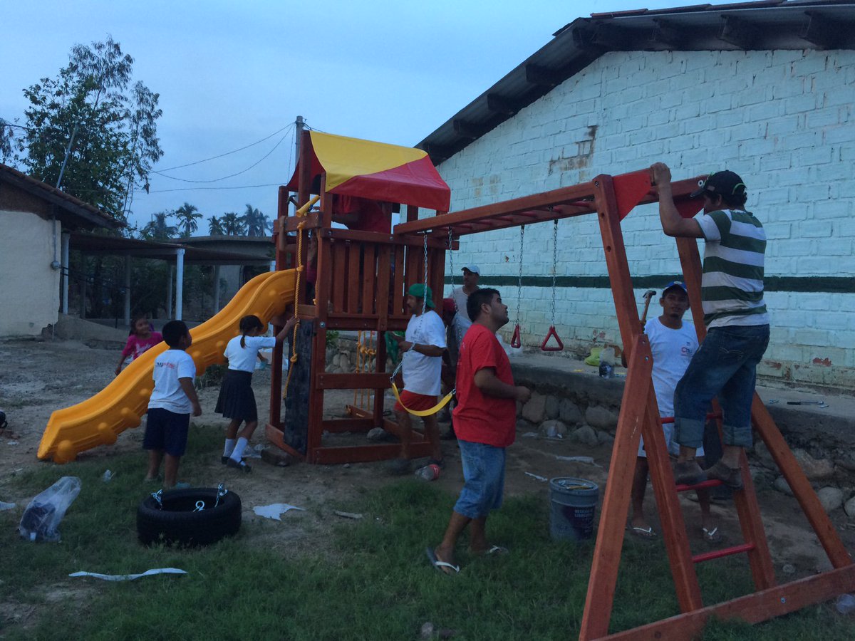 ayudahmx's tweet photo. ¡Felices los niños de EL REBALSE, JALISCO, con sus juegos instalados en la escuela! #BienComún #alegria #niñez https://t.co/SFMNZg76ex