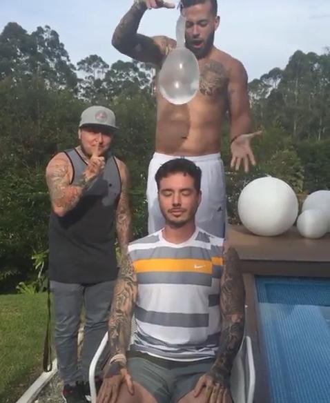 Rumbacaracas's tweet photo. J Balvin se sometió al #CondomChallenge >> https://t.co/ELBeY0IQe4 https://t.co/JhrWWmdjbl