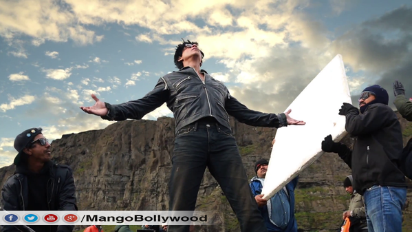 MangoBollywood's tweet photo. Actor @iamsrk during #GeruaMaking
16 Days For Dilwale
RT if you are excited for it https://t.co/cpSqjBCN51