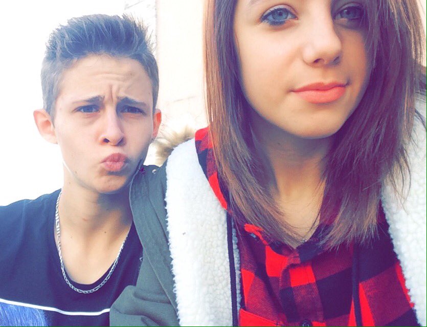 AurelFckbiatch's tweet photo. Je l'aime si fort 😍😍😍💘❤️👻🙊💍 https://t.co/P3AIqYKEUc
