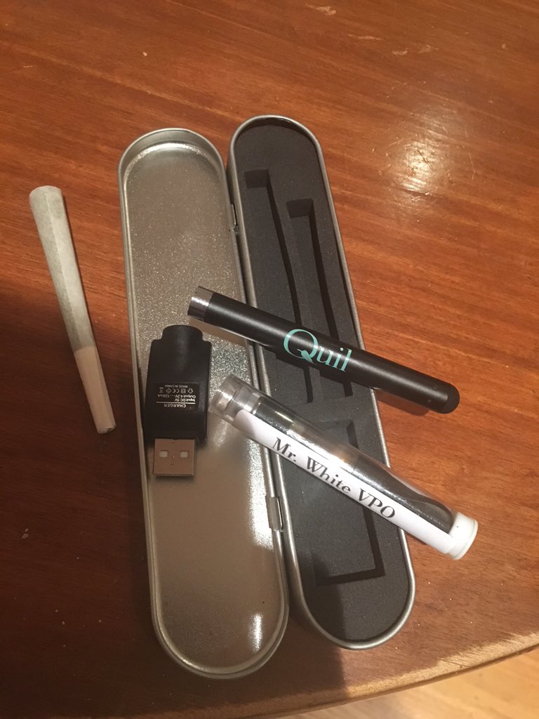 imhotteronline's tweet photo. .@quildelivery came thruuuu. new vape battery, case, a preroll, and a 1g cart for $60 delivered in 15 minutes wow https://t.co/5qLwl4KftD
