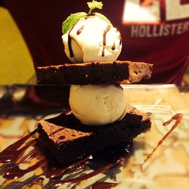 OZOhotels's tweet photo. Everyday is #cheatday when you're on #vacation! Check out #StackedSamui if you're nearby. #Foodie #yummy #brownieday https://t.co/PLwEPVJx69