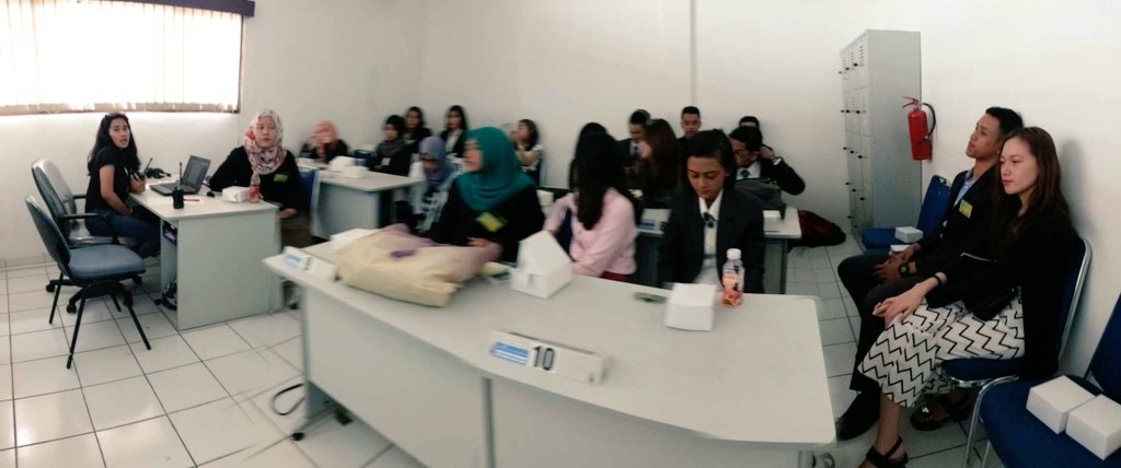 CommWeek19's tweet photo. Peserta News Anchor dari Perguruan Tinggi Se-JABODETABEK sedang melakukan persiapan untuk lomba. #CommWeek2015 https://t.co/87DSGMwC6N