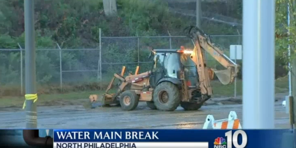 UndergroundGIS's tweet photo. "A four-foot water main burst ... pouring millions of gallons of water into the street." https://t.co/doRZ2WOsap https://t.co/SzxoPqSHtT