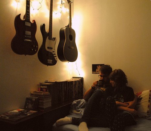 Alesneves's tweet photo. Eu futuramente. Não, não o casal, só os instrumentos musicais e os livros. Amo demais (Música e Ler). https://t.co/pb8zpg0gR3