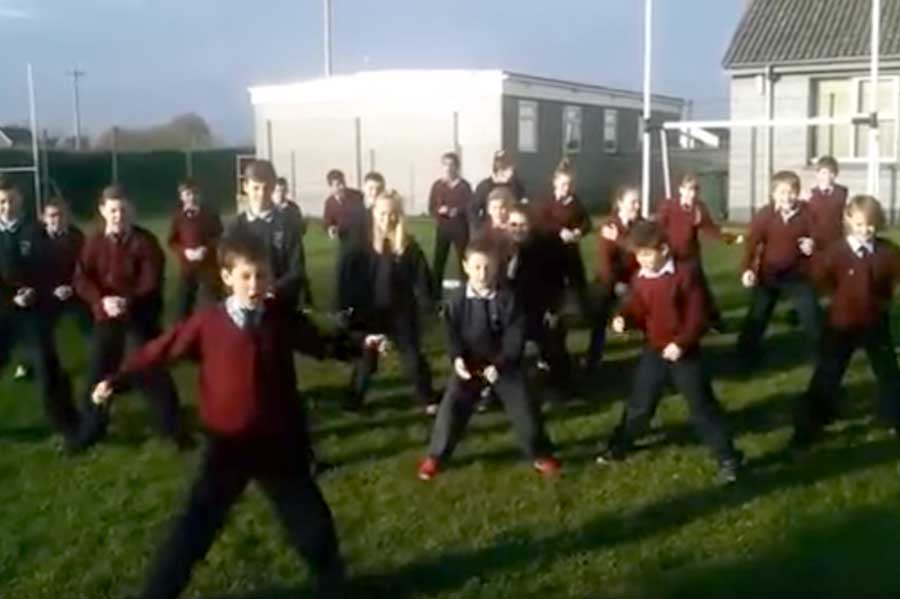 espnscrum's tweet photo. Irish schoolchildren pay tribute to Jonah #Lomu with Gaelic #haka https://t.co/lwzRJ2BOZb #RIPJonah https://t.co/l5gh2xmjyW