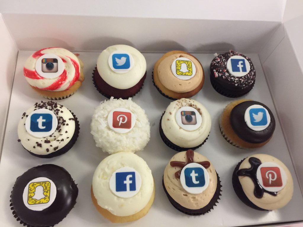 pablovelezjr's tweet photo. Naturally, social media #cupcakes on our last day of class @EmersonLAcenter @liahaberman #SMM332 https://t.co/XJr7ISCLZ7