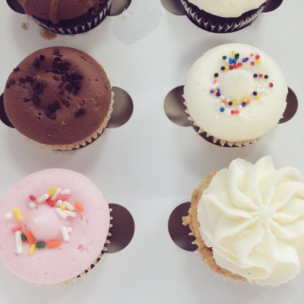 liahaberman's tweet photo. Cupcakes are the content for tonight's final @EmersonLAcenter #SMM332 class 🙌🏼 @GTownCupcake https://t.co/vKzDjrtKkg