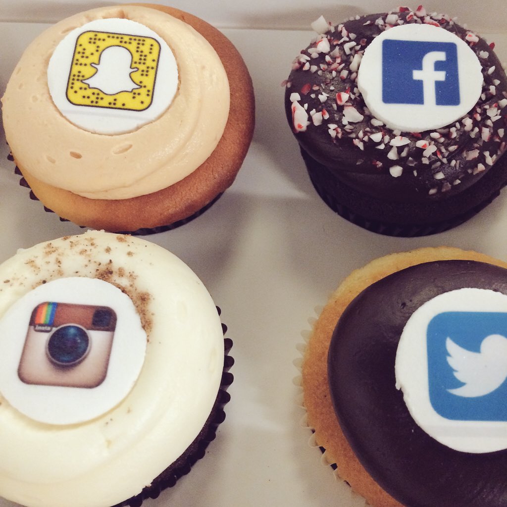 liahaberman's tweet photo. Cupcakes are the content for tonight's final @EmersonLAcenter #SMM332 class 🙌🏼 @GTownCupcake https://t.co/vKzDjrtKkg