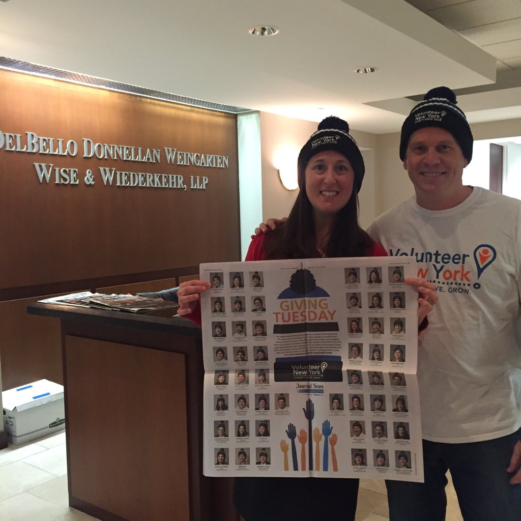VolunteerNYnow's tweet photo. Look who wears the #volunteerhat at DDWWW in #GivingTuesday #debello https://t.co/I8o7ybHERv