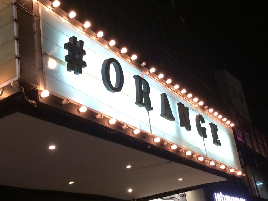 PepeYTeo's tweet photo. En la fiesta de fin de año de @OrangeProducers #OrangePresenta 🍊 https://t.co/FJmrz5KiKy