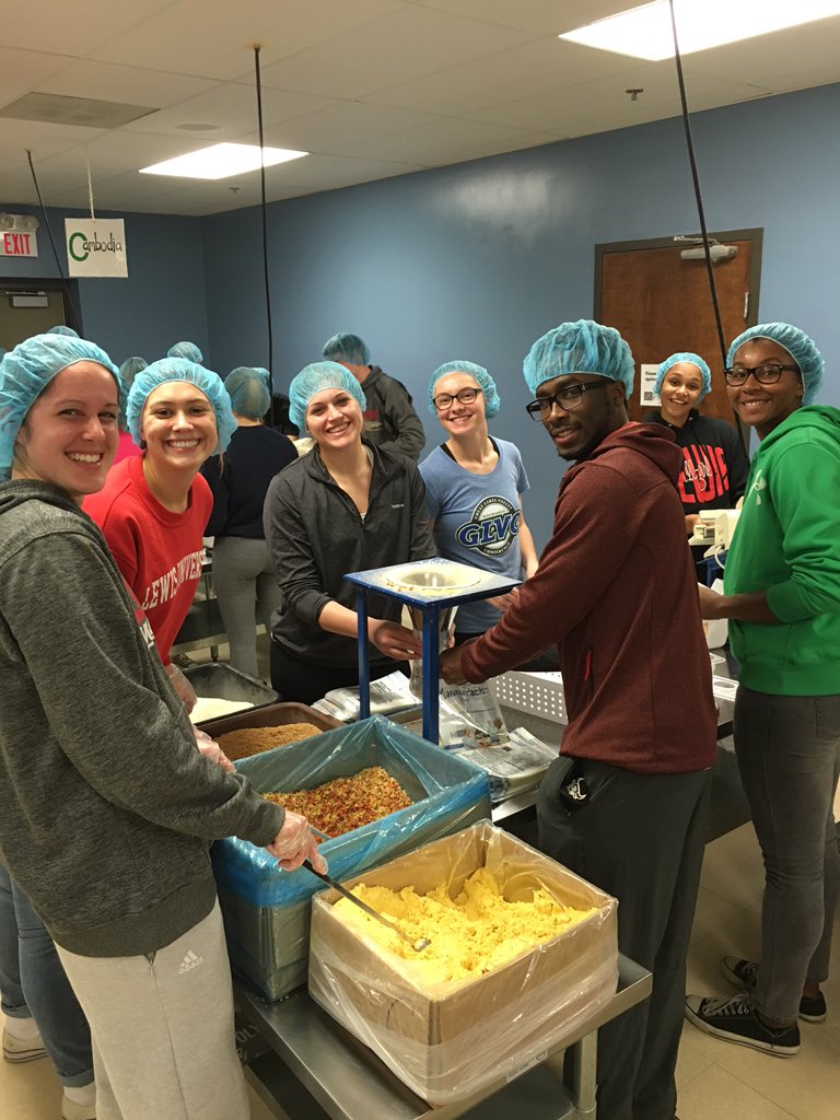 LewisSAAC's tweet photo. Some more pictures from FMSC. 33 student-athletes volunteered tonight! https://t.co/QN5Op0VV8G