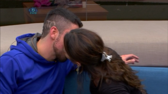 BigBrother_PM's tweet photo. #BBClyde se pone celosa del beso entre #BBChintro y #BBSargentoRap. 👉 https://t.co/UlXB3KREYM #BigBrotherPM https://t.co/fRKEhognfu