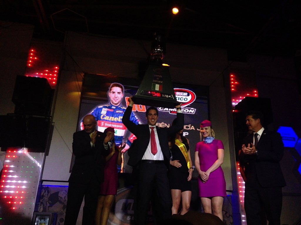 AlasCarreras's tweet photo. Campeón 2015 de @NASCARmxOficial #NMSxFS3 @rubengarcia4 https://t.co/U86FLkIUzh