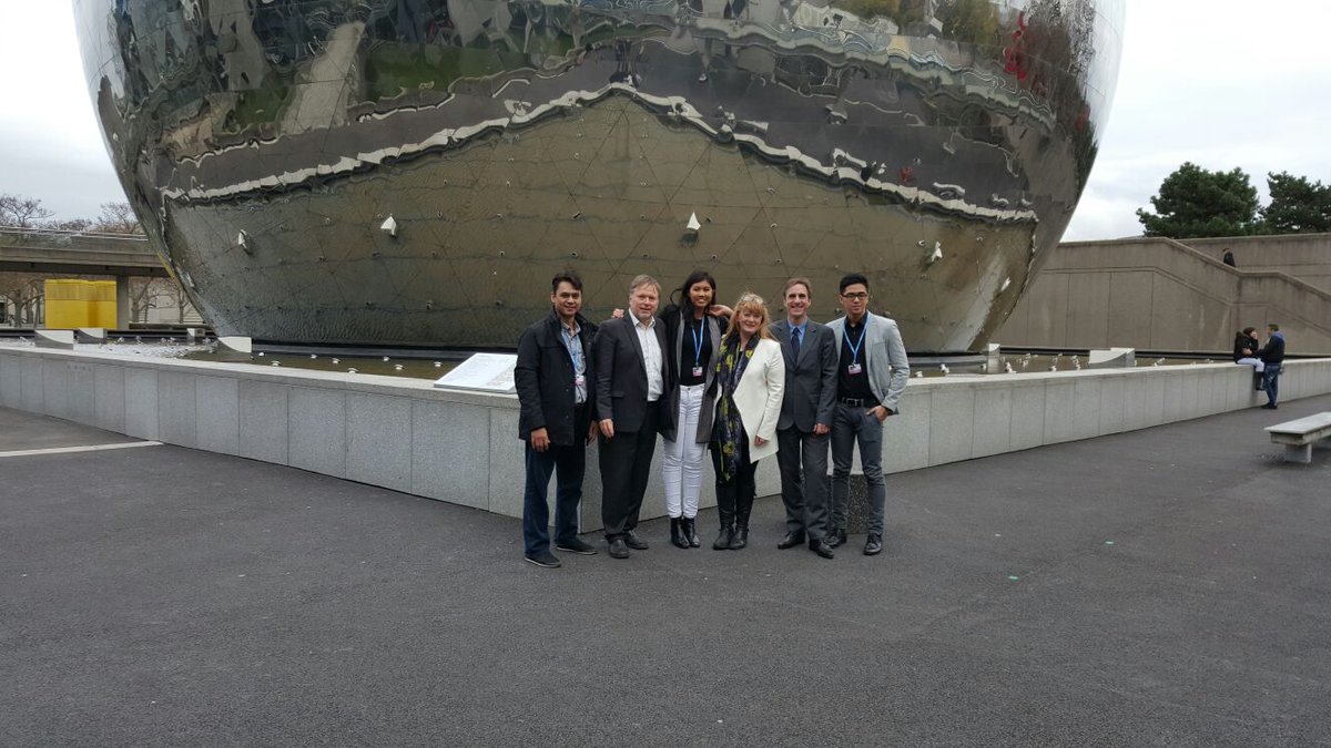 laskarbumi_id's tweet photo. Kevin dan Nesha sebelum pemutaran Premiere film pendek Youth4Planet di Konferensi PB COP21 di Paris, Perancis https://t.co/ie2ZDAMyjR