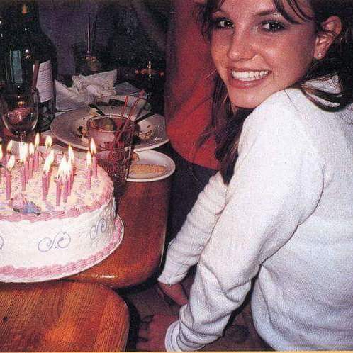 BettieRoop's tweet photo. Happy bday 2queen @britneyspears. Thank u 4 remindin us2 raise r wings everytime we fall &amp; b stronger than yesterday https://t.co/eKutgygVmE